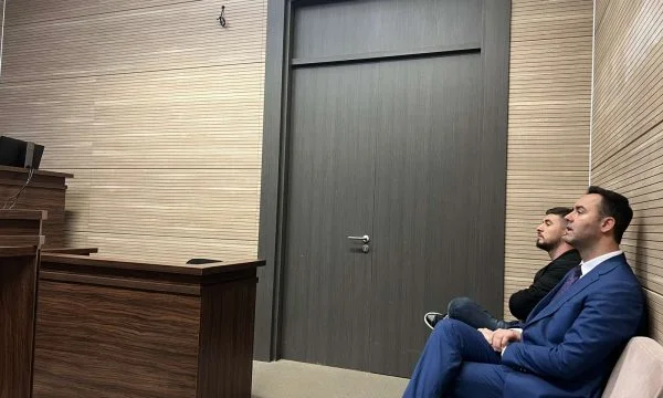Glauk Konjufca et d'autres ont plaidé innocent pour la chute de gaz lacrymogène en 2015 à l'Assemblée