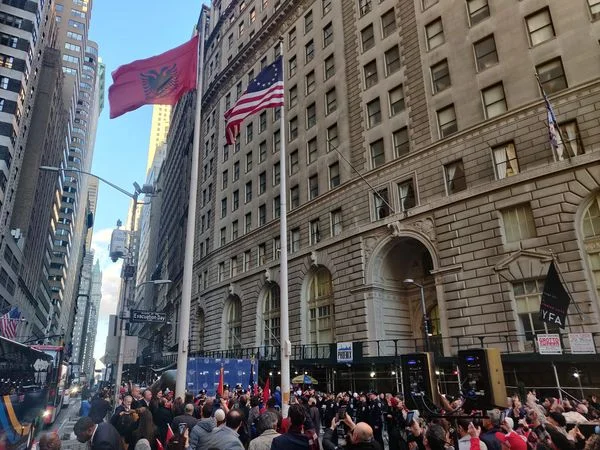 Le drapeau albanais s'élève le 112e anniversaire de l'indépendance à New York