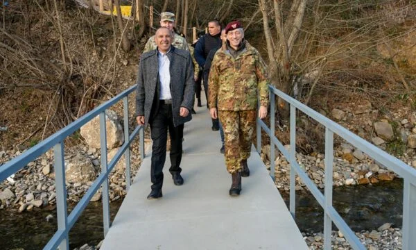 Un pont piétonnier ouvert à Zubin Potok, construit par la KFOR