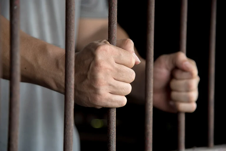 Një muaj paraburgim ndaj zyrtarit policor që dyshohet për marrje ryshfeti