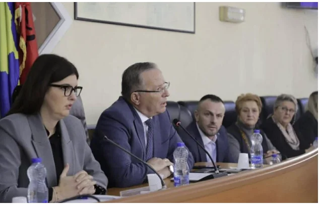 Le VV extérieur a dit que c'était “où Bedri Hamza”, il a discuté avec Faruk Mujka à la session.