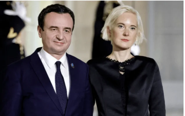 Die Regierung reagiert auf folgende Erklärung, dass Kurtis Frau lebt, arbeitet in Belgrad
