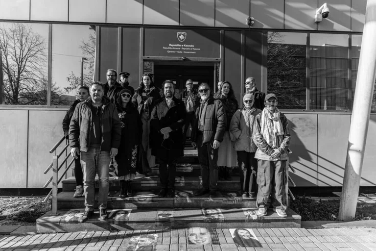 “Statut lourd, discrimination...”, les artistes du Théâtre national protestent devant le bureau de Ceku Kurt