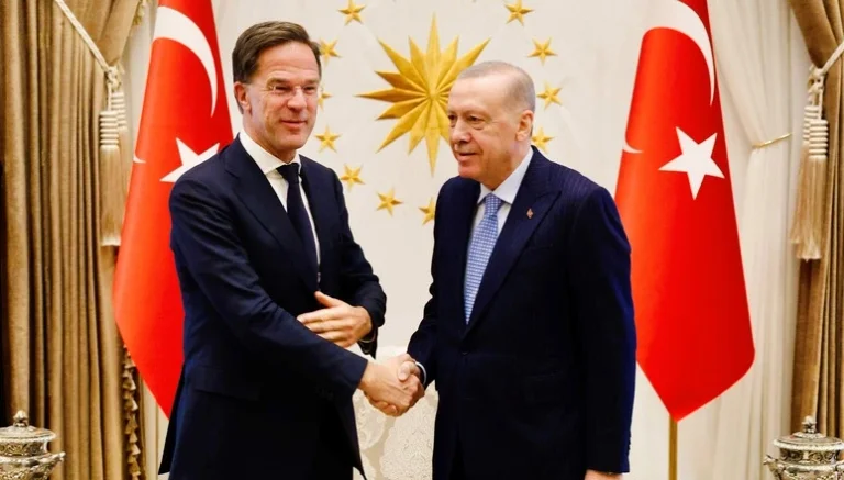 Rutte-Erdogan : la contribution des troupes turques à la préservation de la sécurité au Kosovo