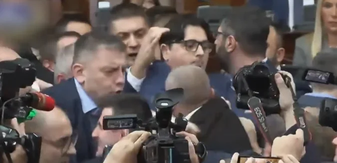 Coups de poing au Parlement serbe