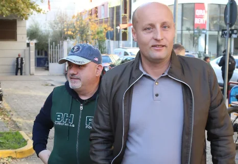 Con borse e file, i giornalisti Elton Qynno e Artan Hoxha escono dalla SPAK in due ore