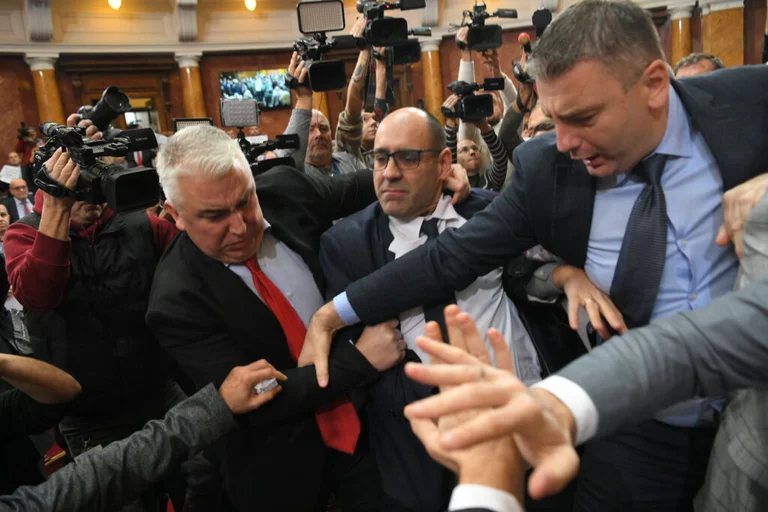 Ansichten von Zusammenstößen zwischen den Abgeordneten im serbischen Parlament