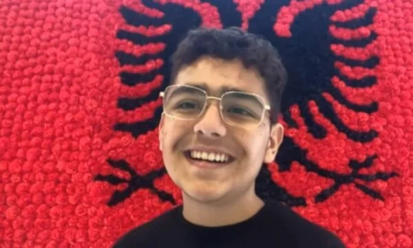Der junge Skenderaj brach das Eis, arbeitete die Flagge mit 4.000 tausend Papierstücken.