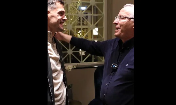 Hamza trifft mit Jaka, ruft ihn zum Champion und zum Beispiel für junge Menschen