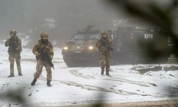 KFOR Soldaten führen Patrouillen in Istog