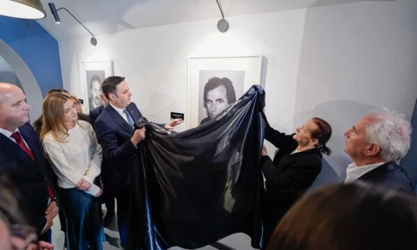 LDK étend la plaque et le portrait de Xhemail Mustaf, le 24ème anniversaire de son assassinat