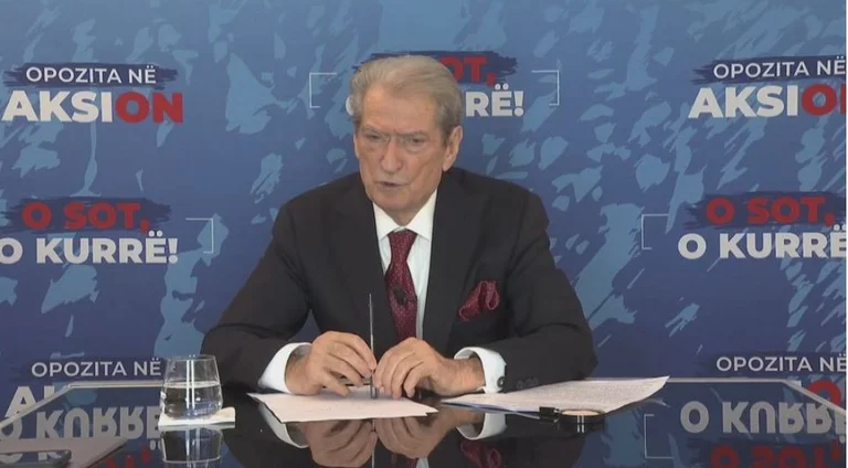 Manifestations de l'opposition en Albanie mardi, Berisha annonce