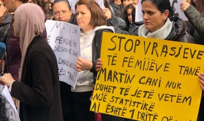 #Hoy Martini, mañana tu hijo(a) ciudadanos albaneses protestan después del asesinato de 14 años en Tirana