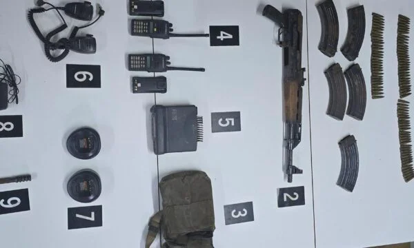 La polizia trova di nuovo armi nel Nord durante la ricerca ad un picco- pubblica foto