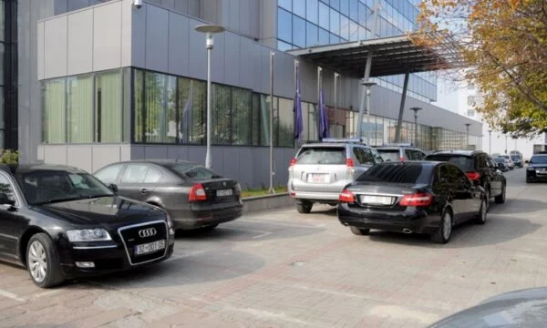Le gouvernement Kurti alloue environ 5 millions d'euros pour 235 voitures neuves