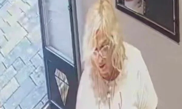Gespürt, dass er Goldschmuck auf einem Markt in Shpee gestohlen hat, sucht die Polizei die Hilfe der Bürger, um ihn zu identifizieren