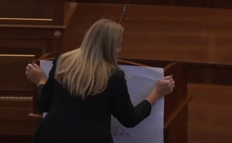 “Fito Pacolli 200 000, les épouses de Krusha 0.”, Time Kadriyaj avec pancards à l'Assemblée du Kosovo