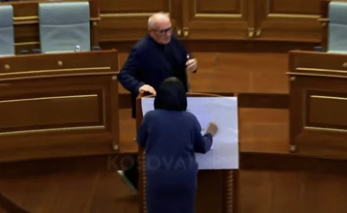 Fitore Pacolli mundohet të “mjegulloj” skandalin me grantet për vëllaun dhe dajës të saj, bën një aksion në Kuvend