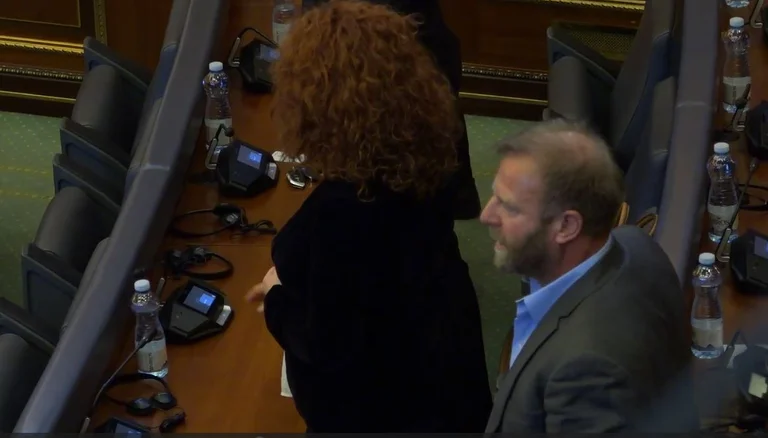 “100000 euro thieves, thieves”: Hakki Abazi shouts at Vetevendosje in place (VIDEO)