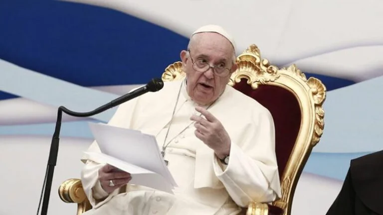 Le pape François change de tradition, décide d'être enterré dans de simples cercueils