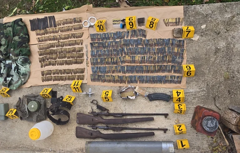 Polizei in Zubin-Potok finden Uniformen, Munition und andere militärische Ausrüstung