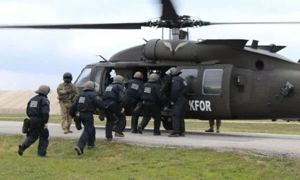 Les soldats américains et allemands de la KFOR forment la KSF