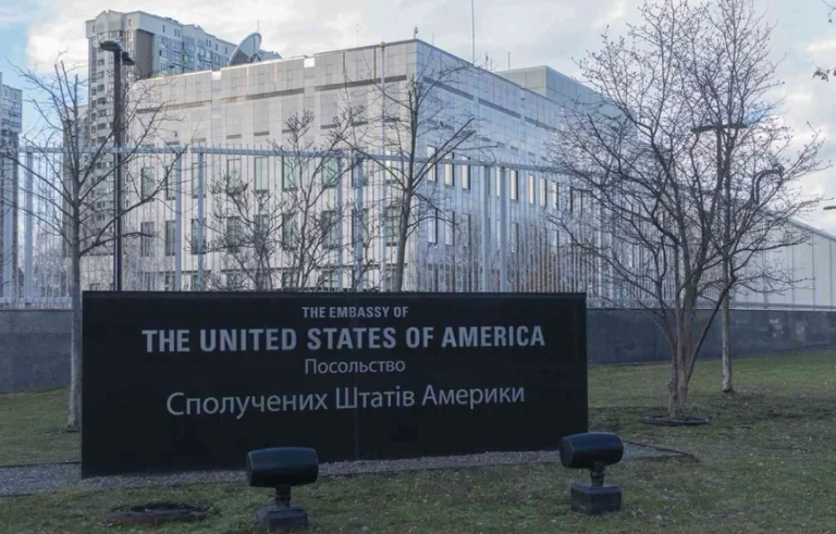 West schließt Botschaften in der Ukraine
