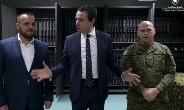 Kurti va a los almacenes KSF haciendo una pequeña campaña con armas compradas