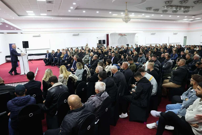 Haradinaj avec rallye à Kamenica, présente la candidature de Faton Jakupi au poste de député