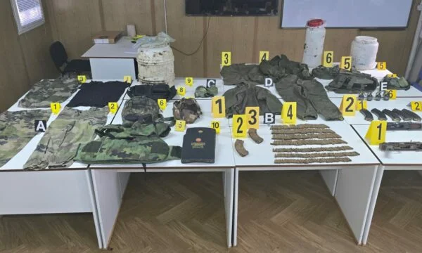 La police de Zvecan trouve trois bocaux enterrés dans des grenades, des armes, des munitions et un uniforme militaire.