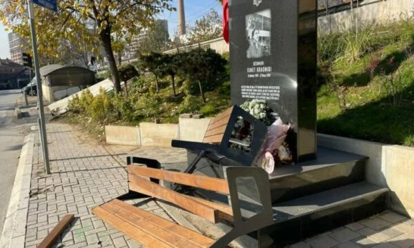Drei Tage nach der Einweihung ist die Platte des Helden Ismet Krasniqi beschädigt