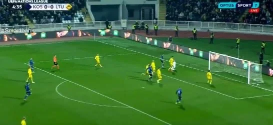 Enluminé Yashar pose la porte avec de beaux buts