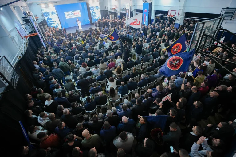 Abdixhiku publie des images du rallye Prizren, dit que le changement arrive