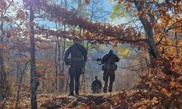 Des soldats de la KFOR patrouillent Leposaviq