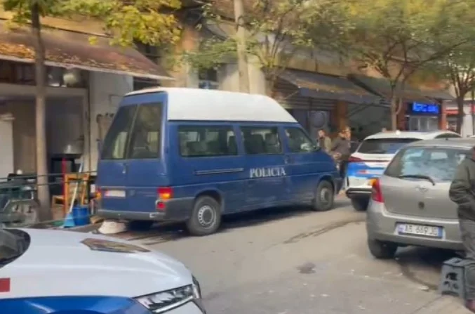 Tragödie in Tirana: 14-Jährige verliert sein Leben, nachdem sie von Mitschülerin im Schulhof verletzt wurde