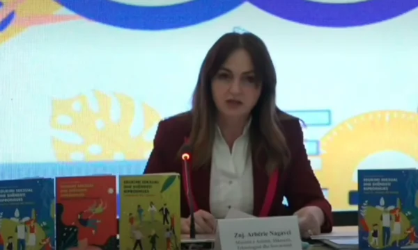 Kurt ha cercato di rimuovere la responsabilità per le handpicks di educazione sessuale, video che esce quando Nagavci ha lanciato con lode per il suo contenuto