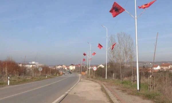 444 nationale und KLA Flaggen von Podujevo in Merdare