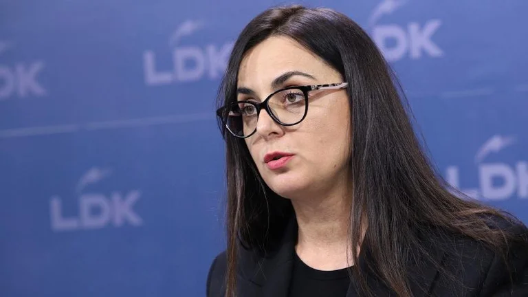 Lushaku-Sadriu: The prime minister has tried to justify the contents of the gloves.