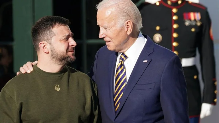 Biden bisedon me Zelenskyn, e njofton për ndihmë të re ushtarake për Ukrainën
