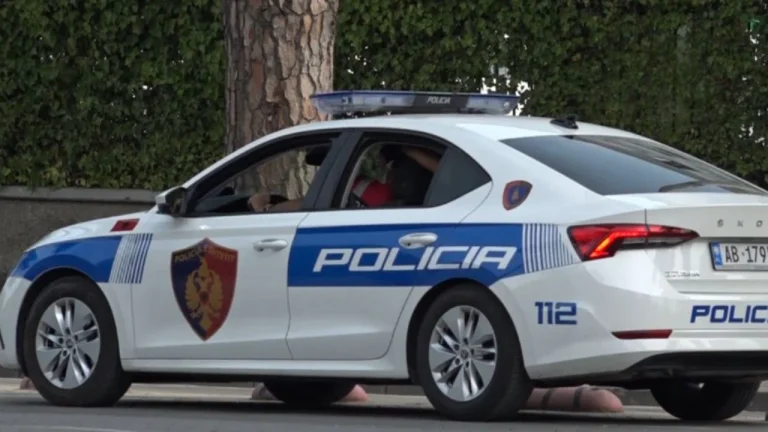 Le véhicule est sorti de la route, a perdu 20 ans sur l'autoroute Durres-Tirana.
