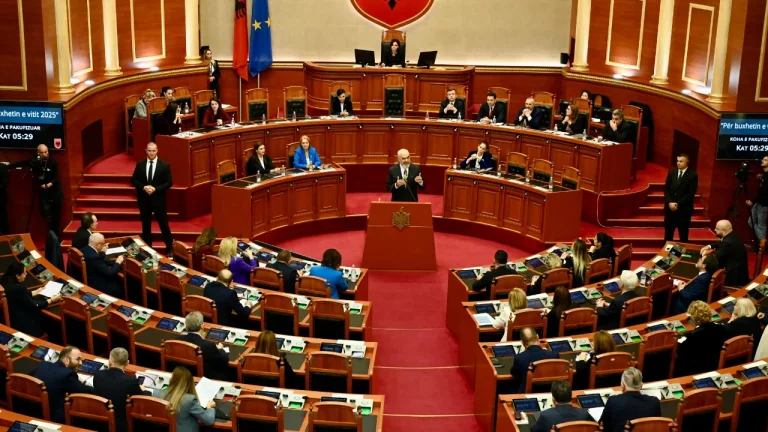 Des tensions dans la maison. L'opposition bloque l'orateur, intervient sur la Garde ! Ne laissez pas parler le ministre des Finances