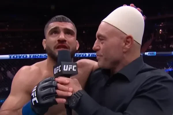 Ramiz Brahimaj triomphe dans l'UFC, fait un dévouement palpitant au Père Noël