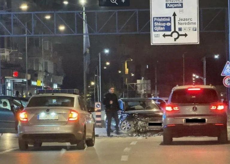 Accident à Ferizaj, trois voitures sont impliquées. 5 personnes blessées.