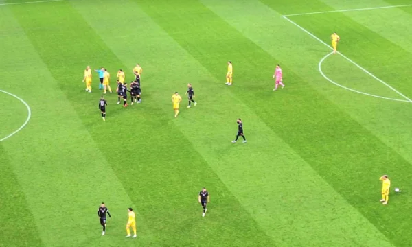 Romanian hooligans have thrown strong riddles, even police are in the field