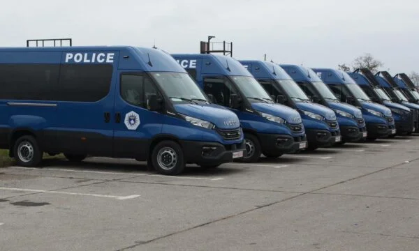 Polizei mit neuen Fahrzeugen zum Transport von Spezialeinheiten