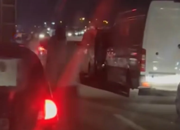 Quatre personnes blessées par l'accident entre quatre voitures sur la route Veternik-Bresje