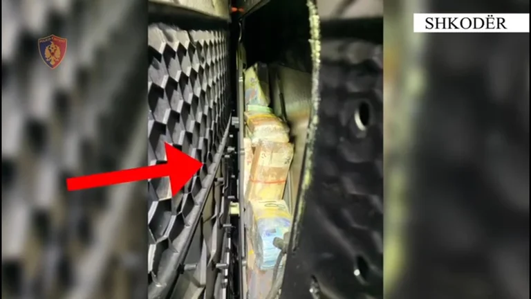 Shkodra: Casi 700 mil euros incautados en las puertas del coche