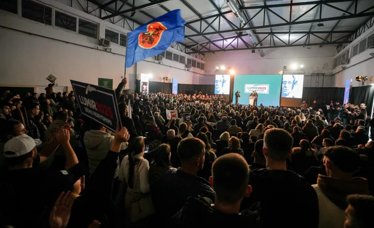 Abdixhiku im Eintrag: Enthusiasm auf jeder Seite des Kosovo