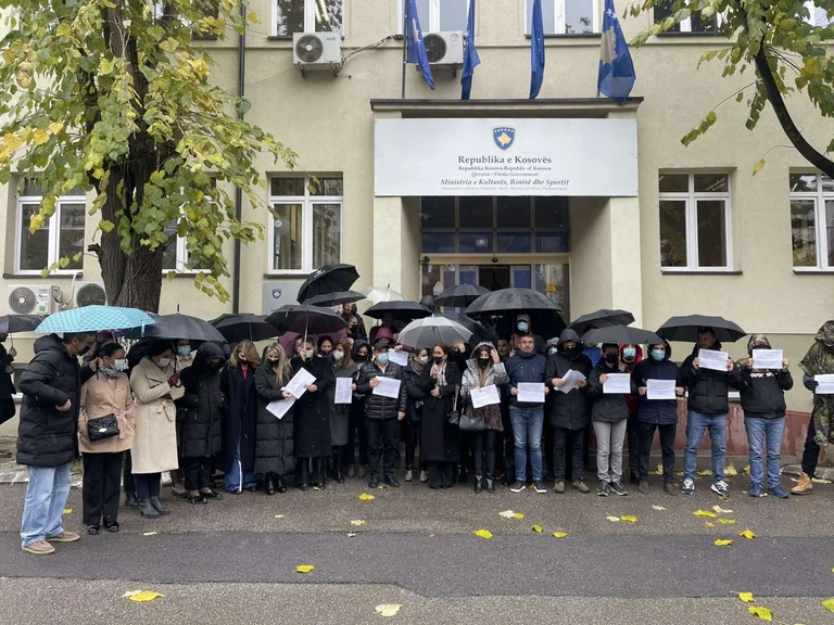 After beating at the Ceku ministry, workers protest: Talk noise, work in toxic environment