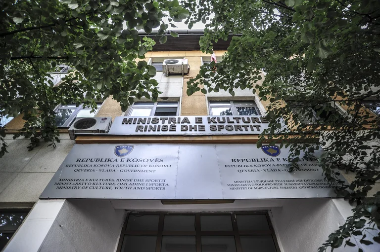 Ministrisë i teprojnë milionat, djeg investimet kapitale në kulturë